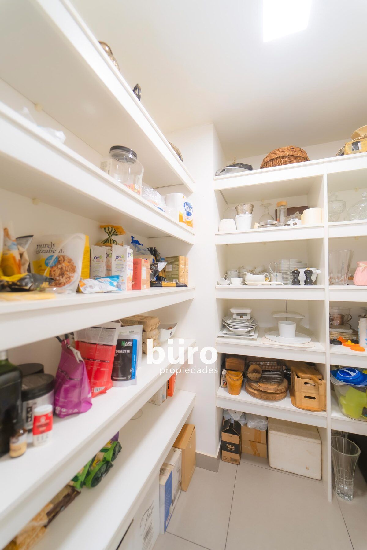 19 de 25: Despensa grande en cocina