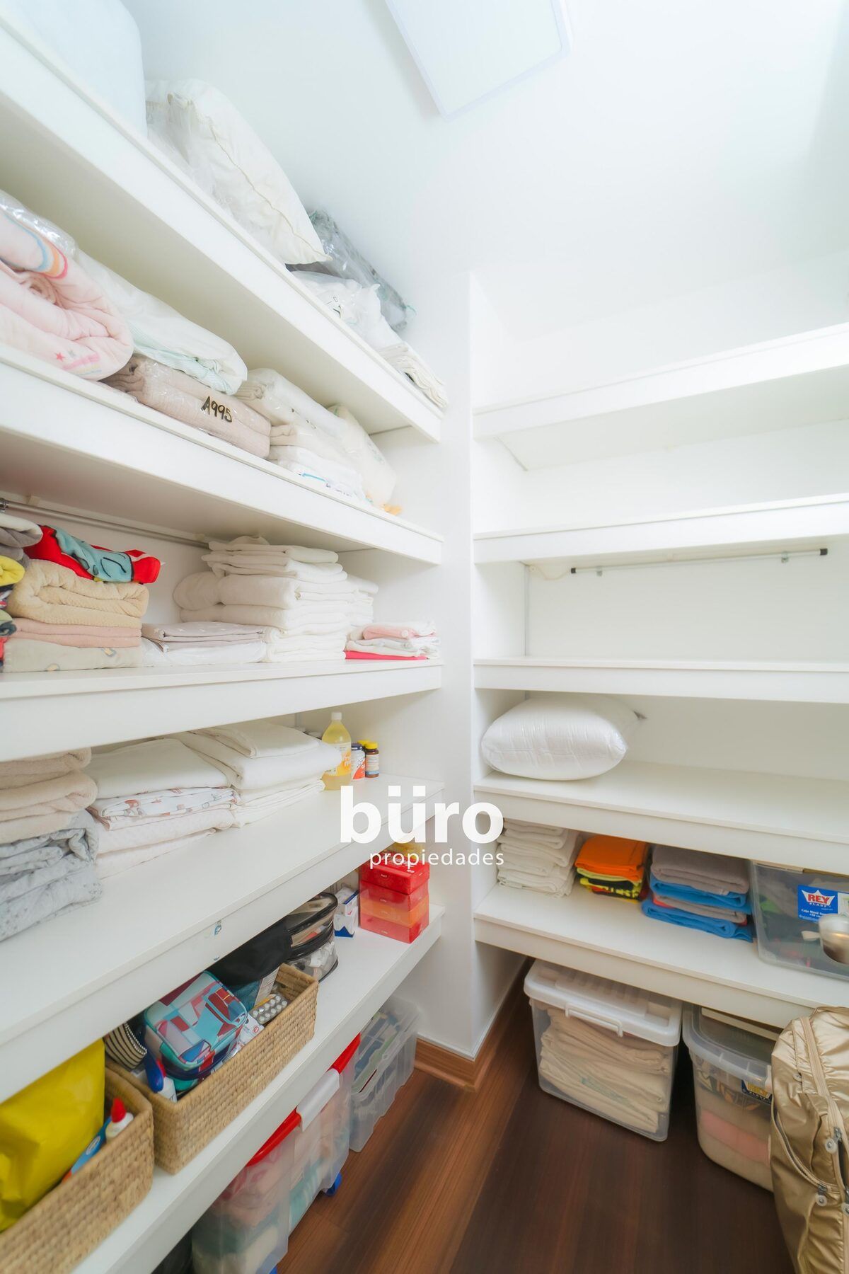 20 de 25: Walk in closet Ropa Blanca