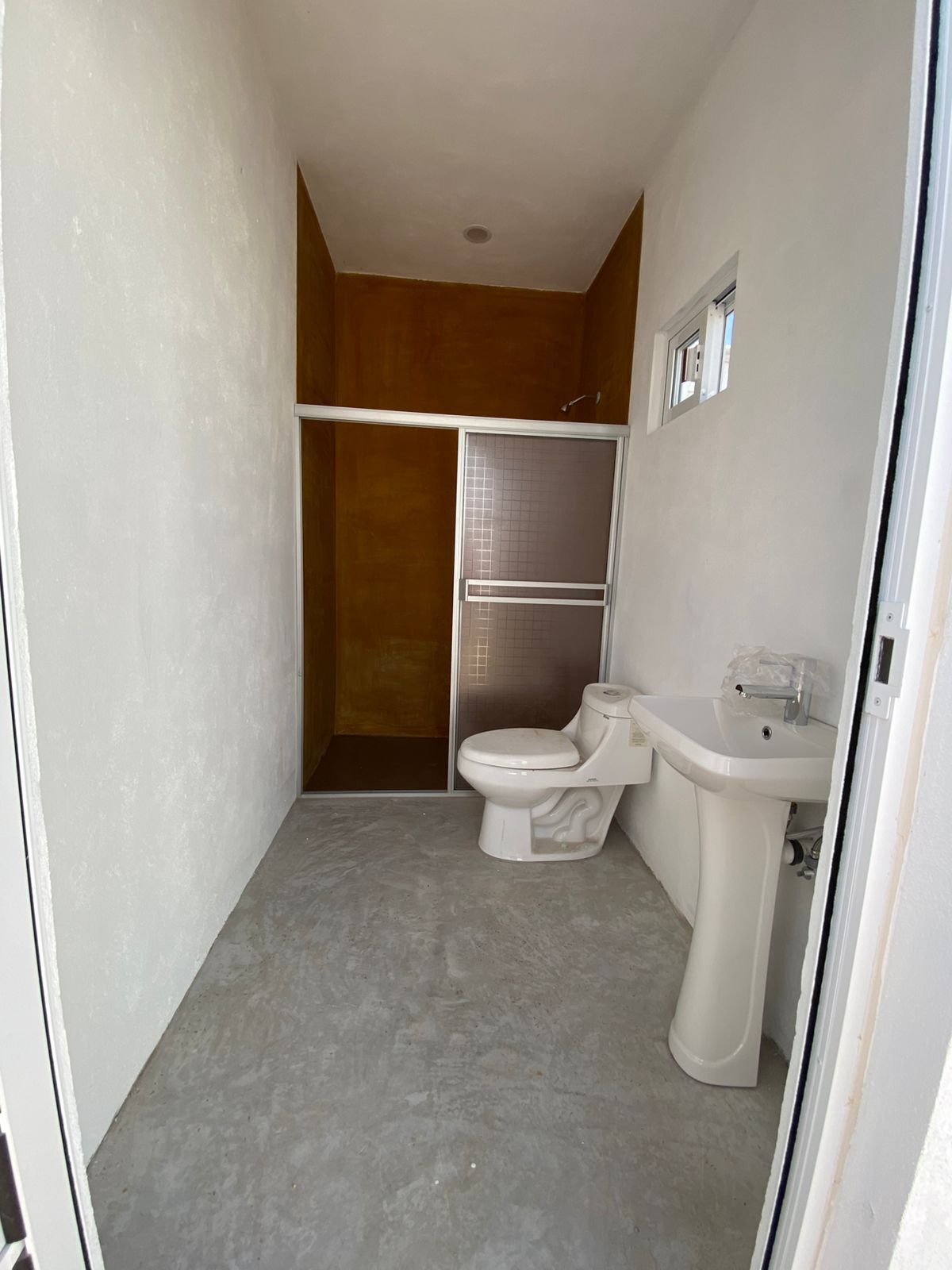 28 de 32: BAÑO DE SERVICIO PARA ALBERCA Y PATIO