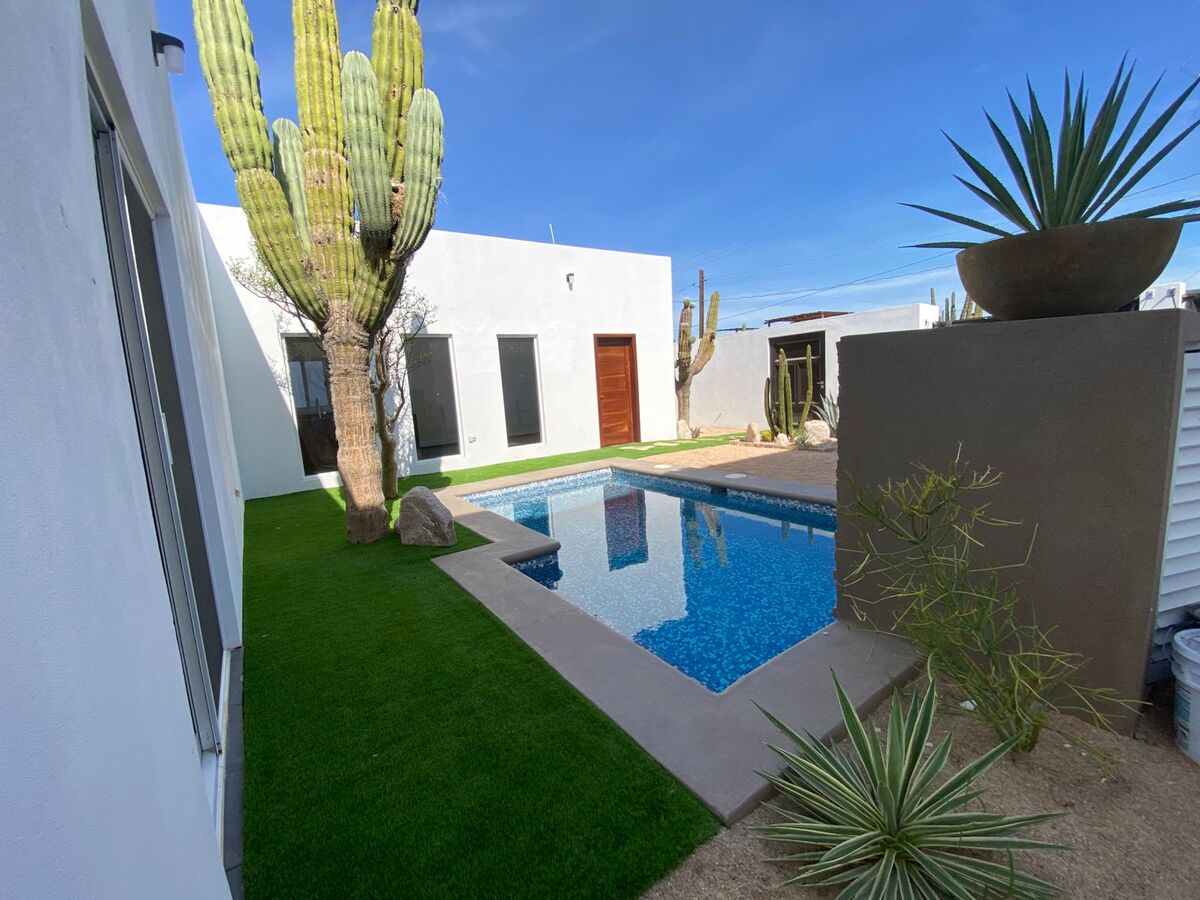 31 de 32: PATIO FRONTAL CON ALBERCA