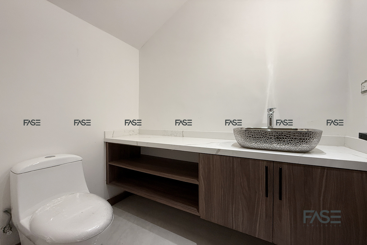 2 de 31: Baño de visitas