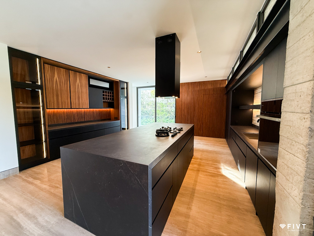 3 of 27: Cocina equipada