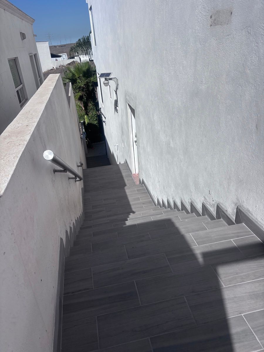 12 de 12: Pocas escaleras y con tubos de pasa manos