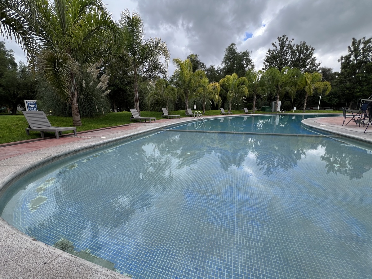 1 of 4: Alberca con agua caliente