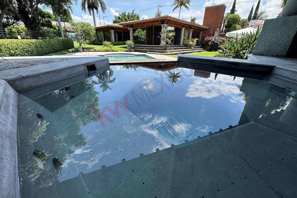 1 de 34: Jacuzzi y Residencia de fondo