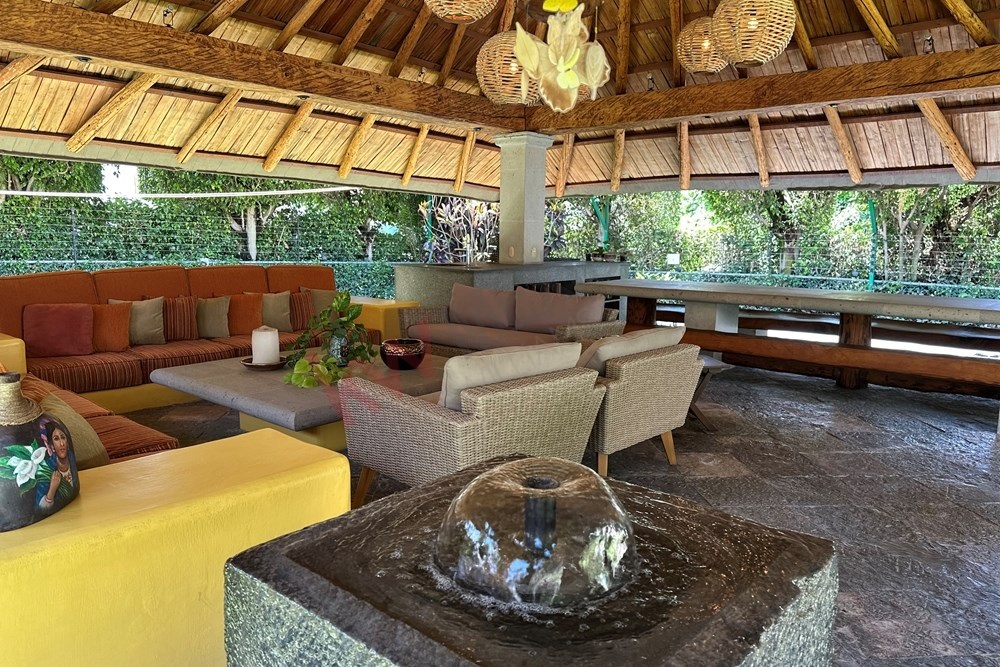 5 de 34: Interior de la Palapa