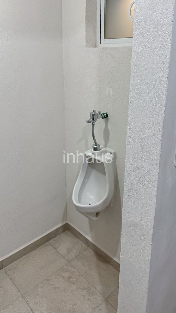 29 de 32: BAÑO EXTERIOR