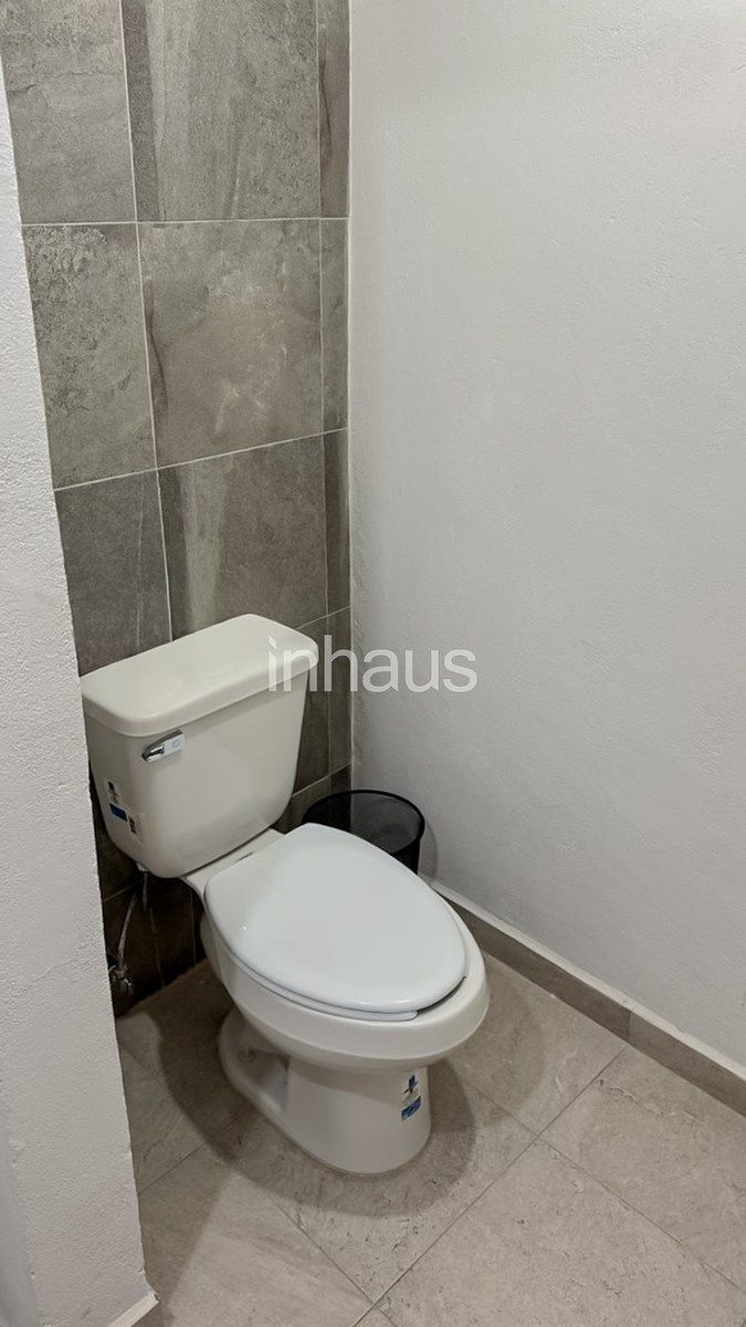 30 de 32: BAÑO EXTERIOR