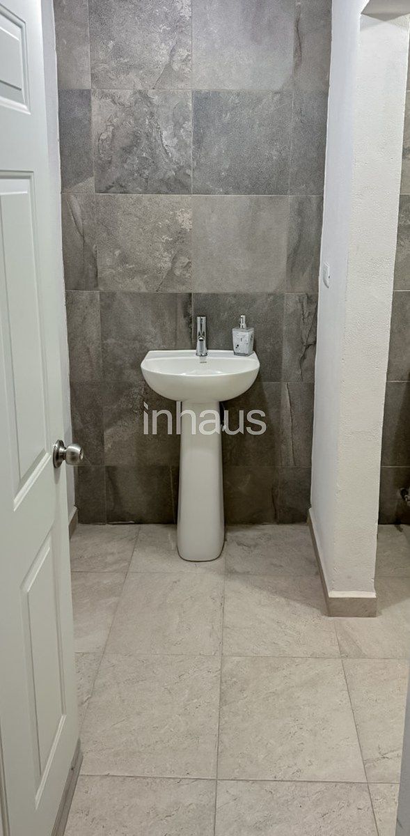 31 de 32: BAÑO EXTERIOR