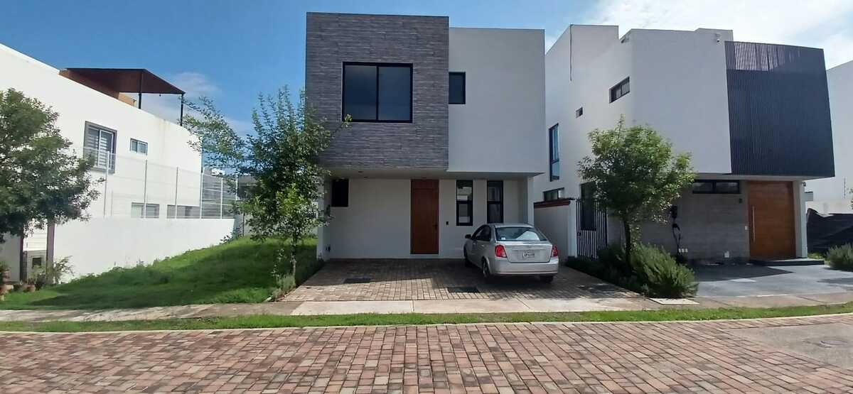 1 of 1: Fachada principal