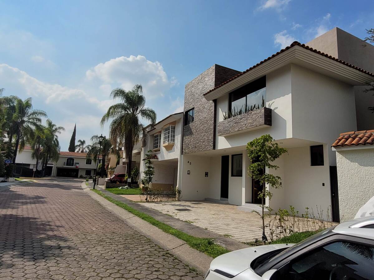 3 of 5: Fachada