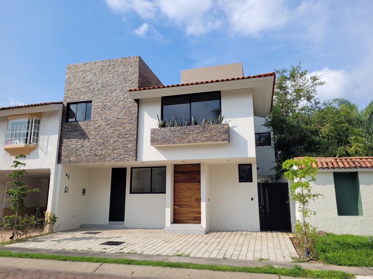 1 of 5: Fachada