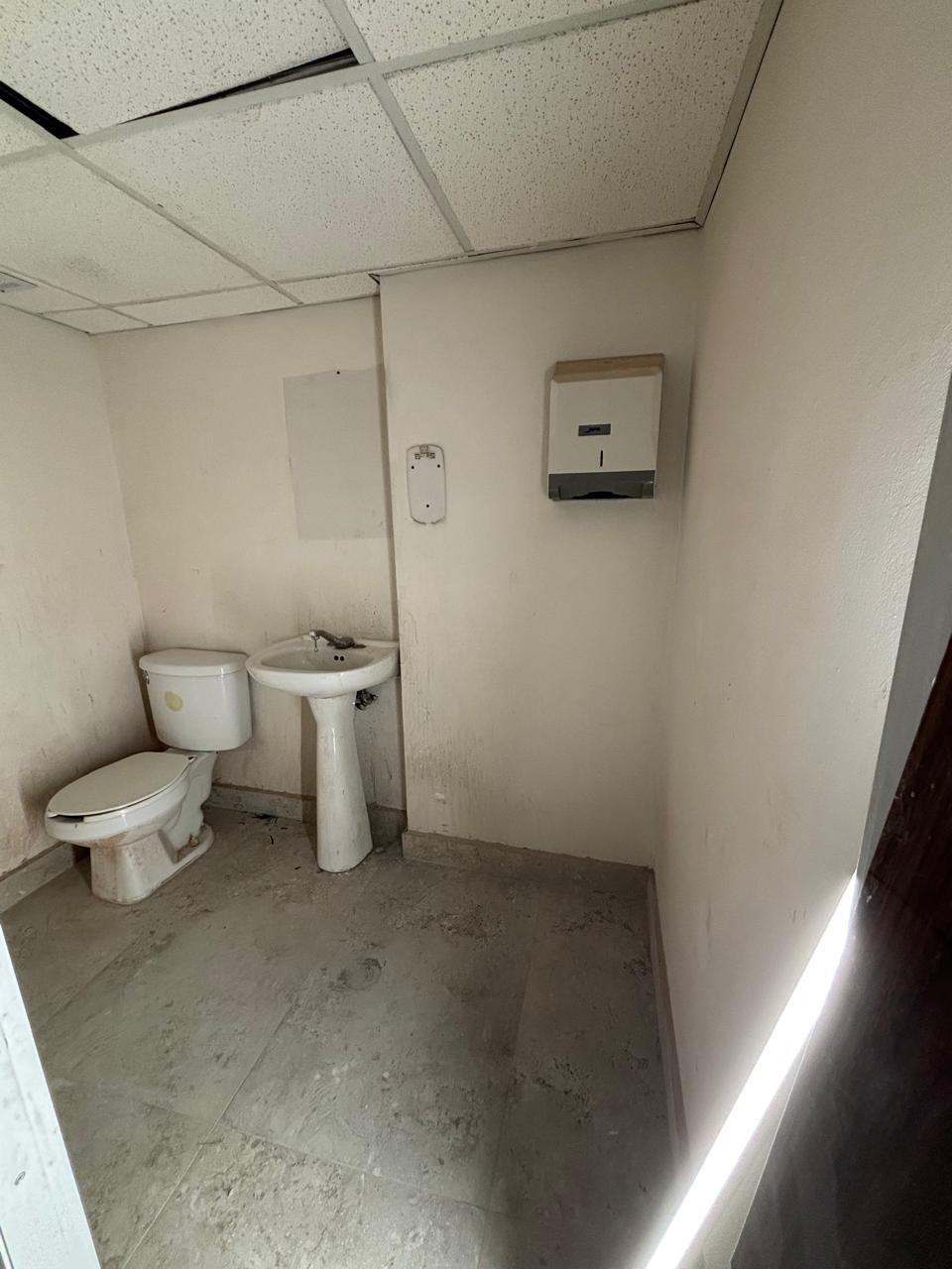 4 of 10: baño