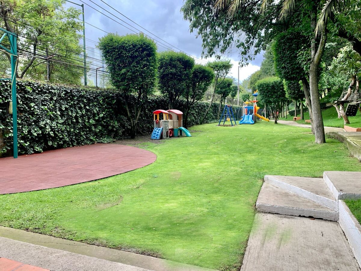 29 de 29: Jardin con juegos infantiles