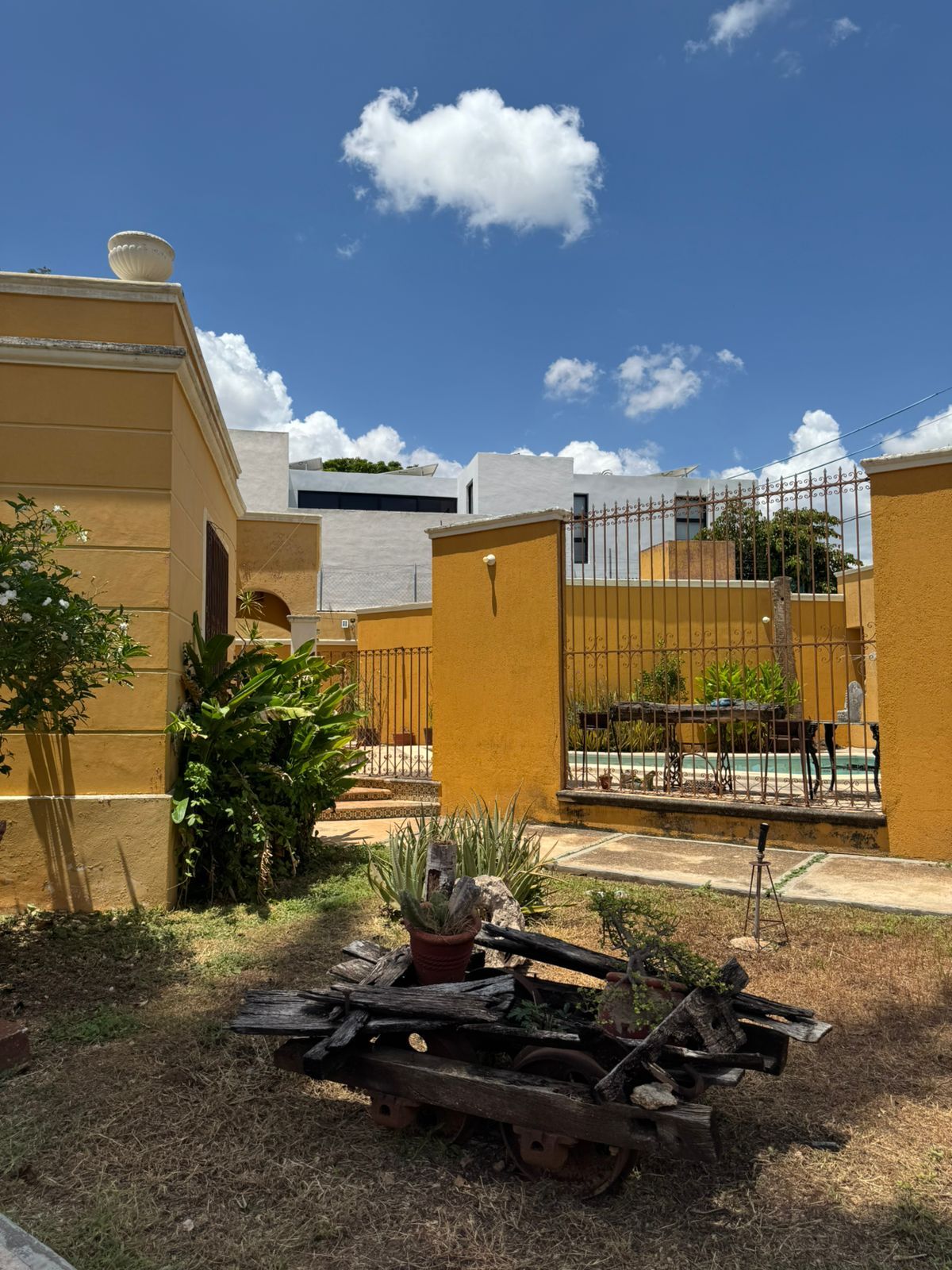 3 of 23: Piscina