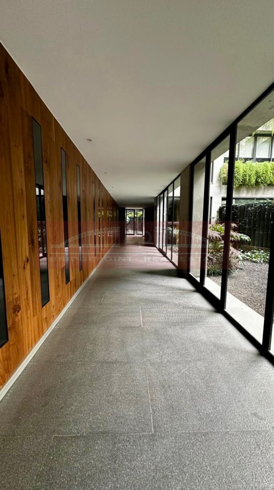 4 de 47: Pasillo de Distribución a los elevadores.