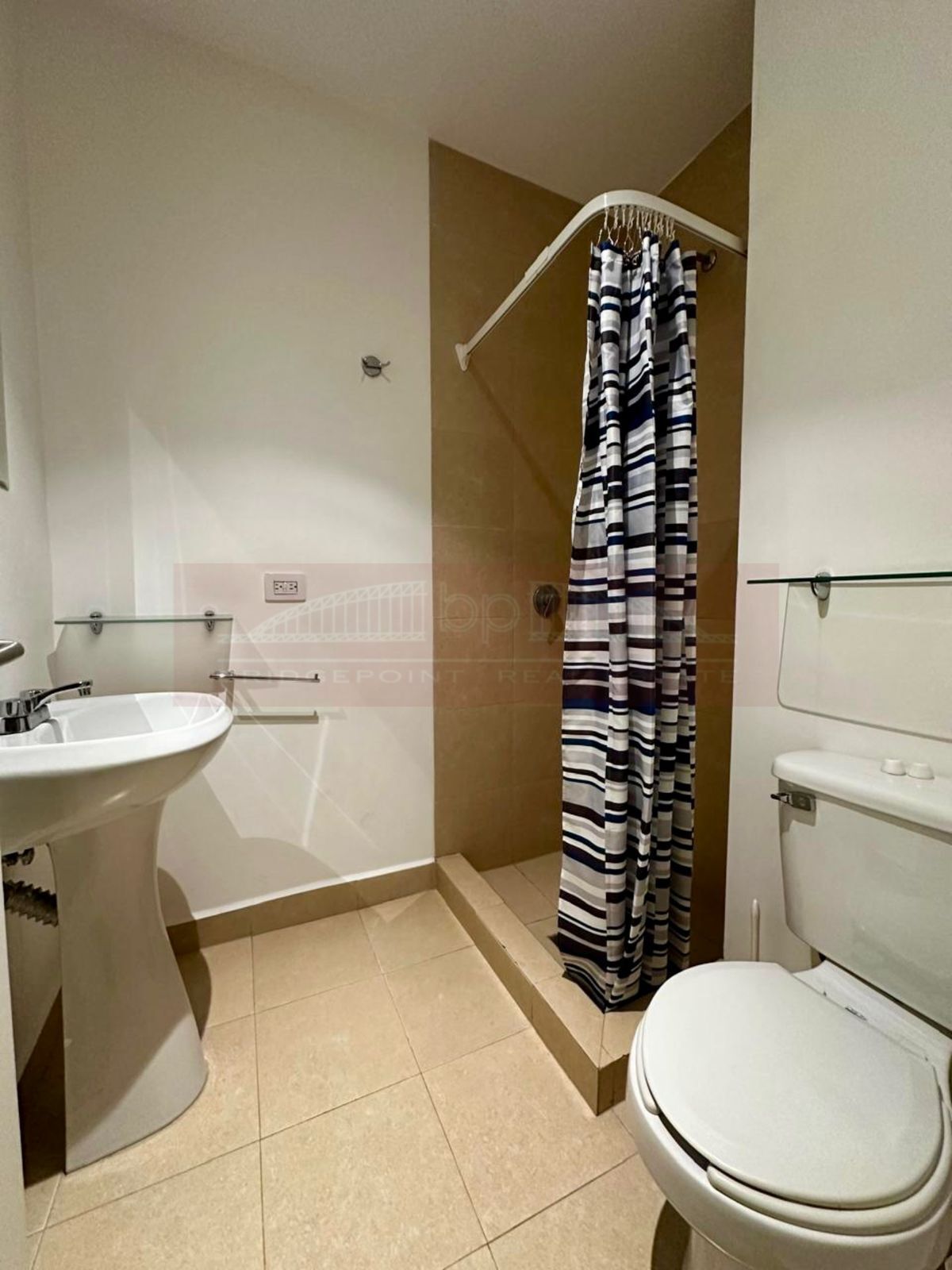 24 de 47: Baño de servicio