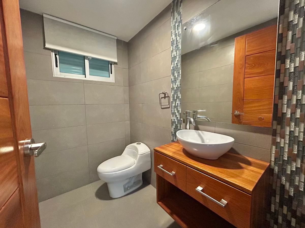 12 de 16: Medio baño de visitas