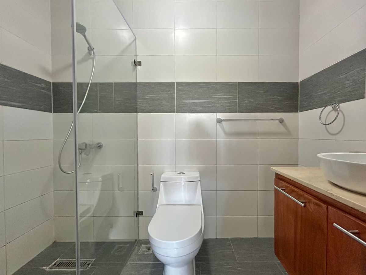 6 de 16: Baño habitación principal