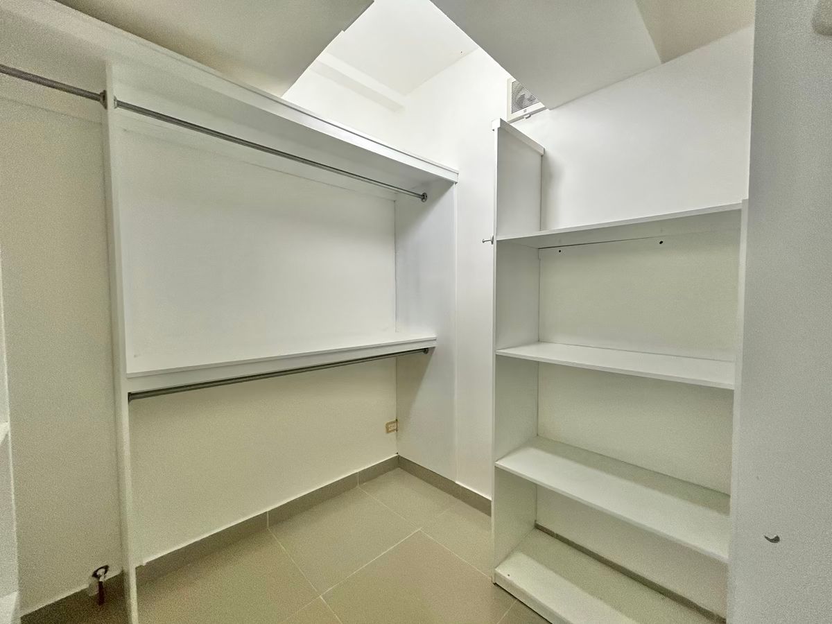 5 de 16: Walk-in closet en habitación principal