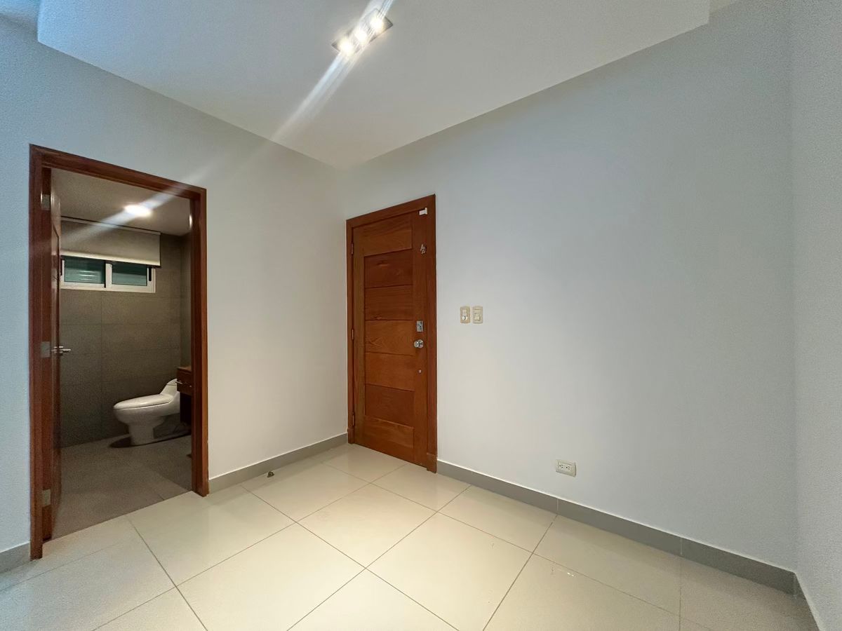 11 de 16: Entrada y baño de visitas