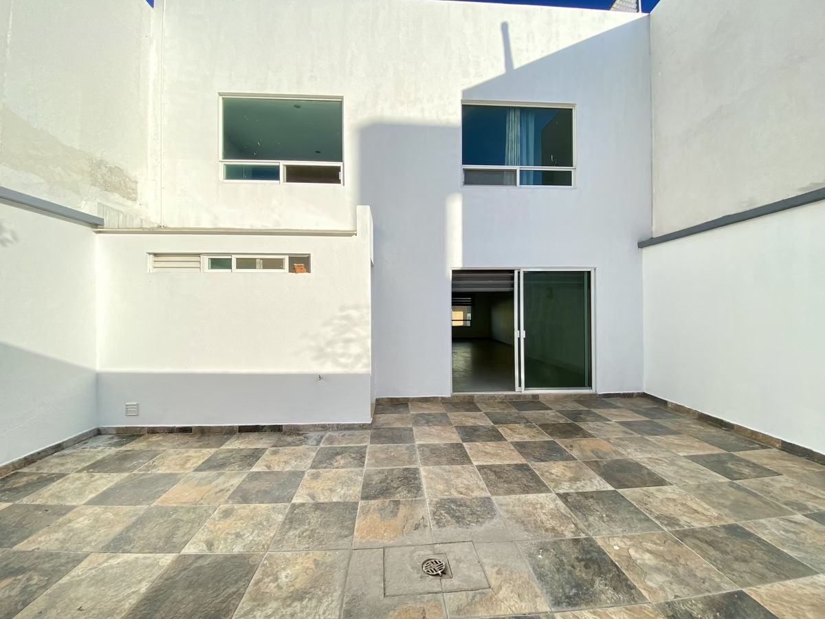3 of 27: Patio trasero