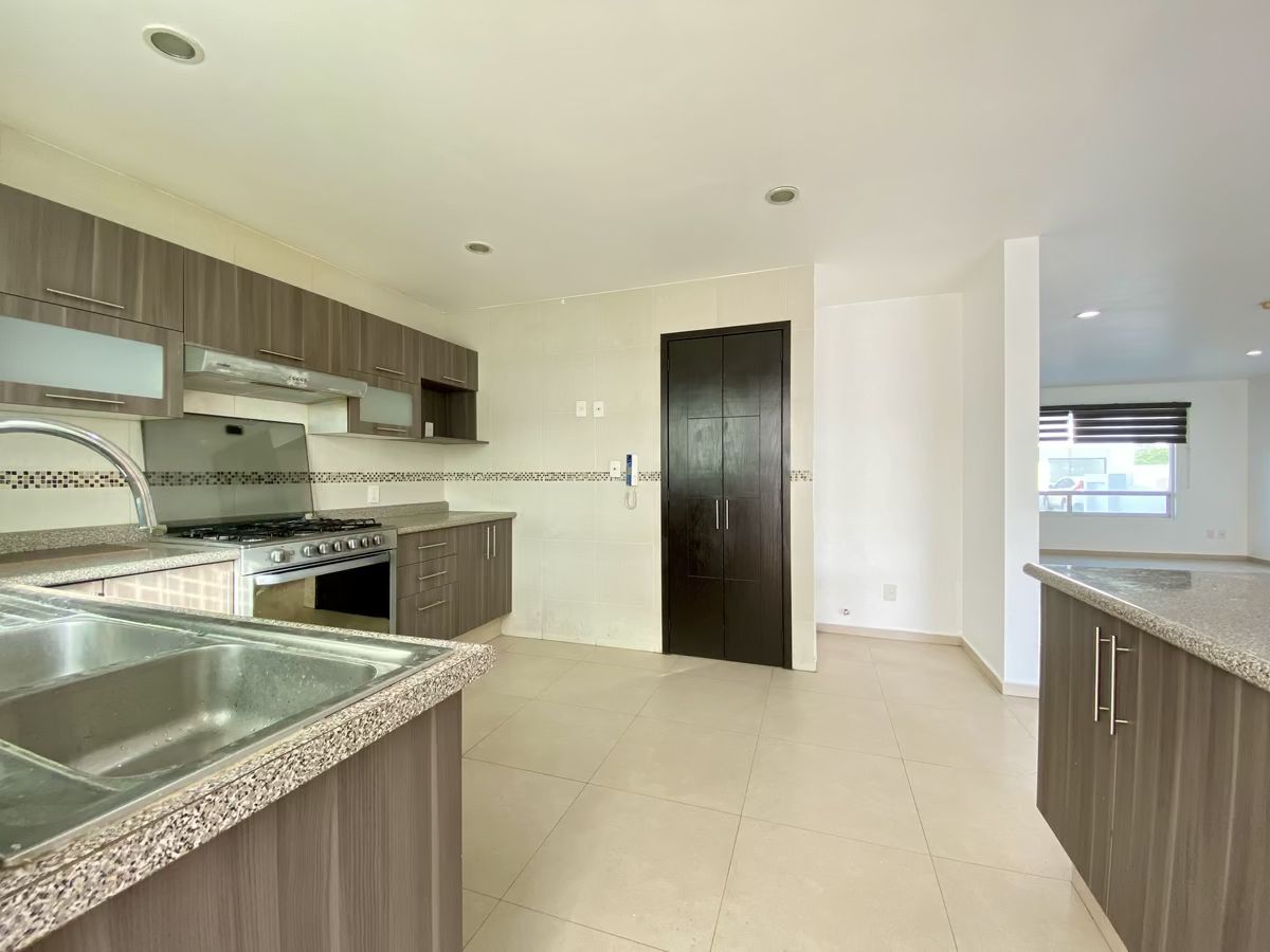 4 of 27: Cocina con alacena adicional