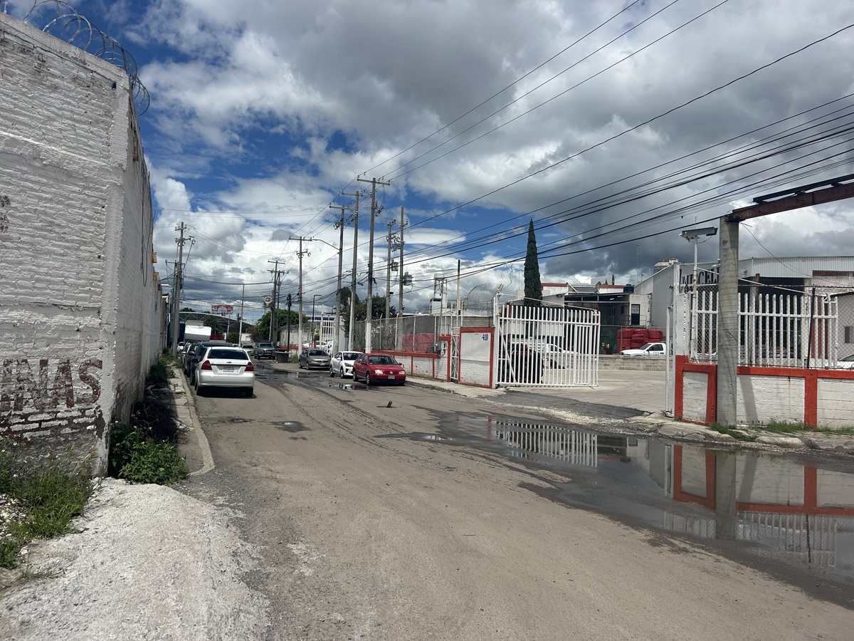 3 of 6: Calle posterior a los terrenos. Acceso total