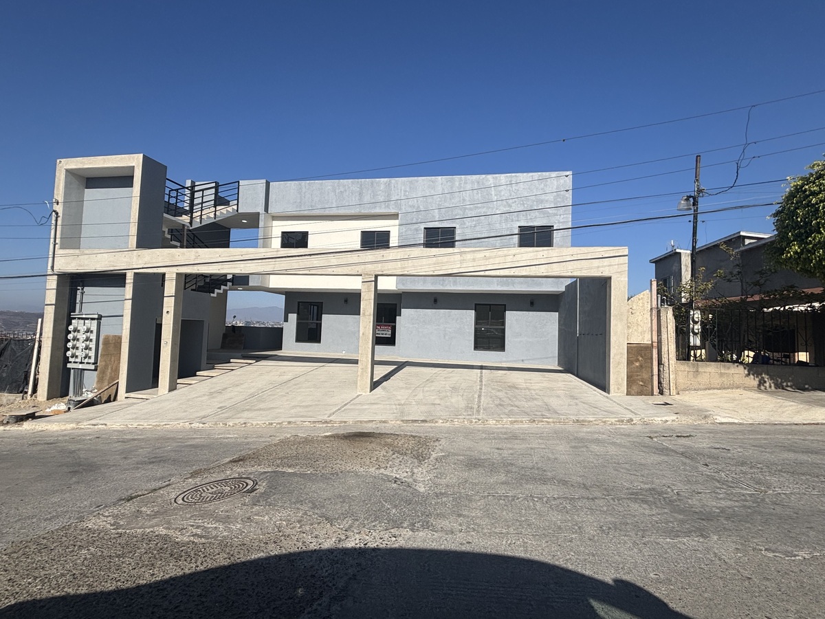 2 of 22: Vista frontal a los departamentos