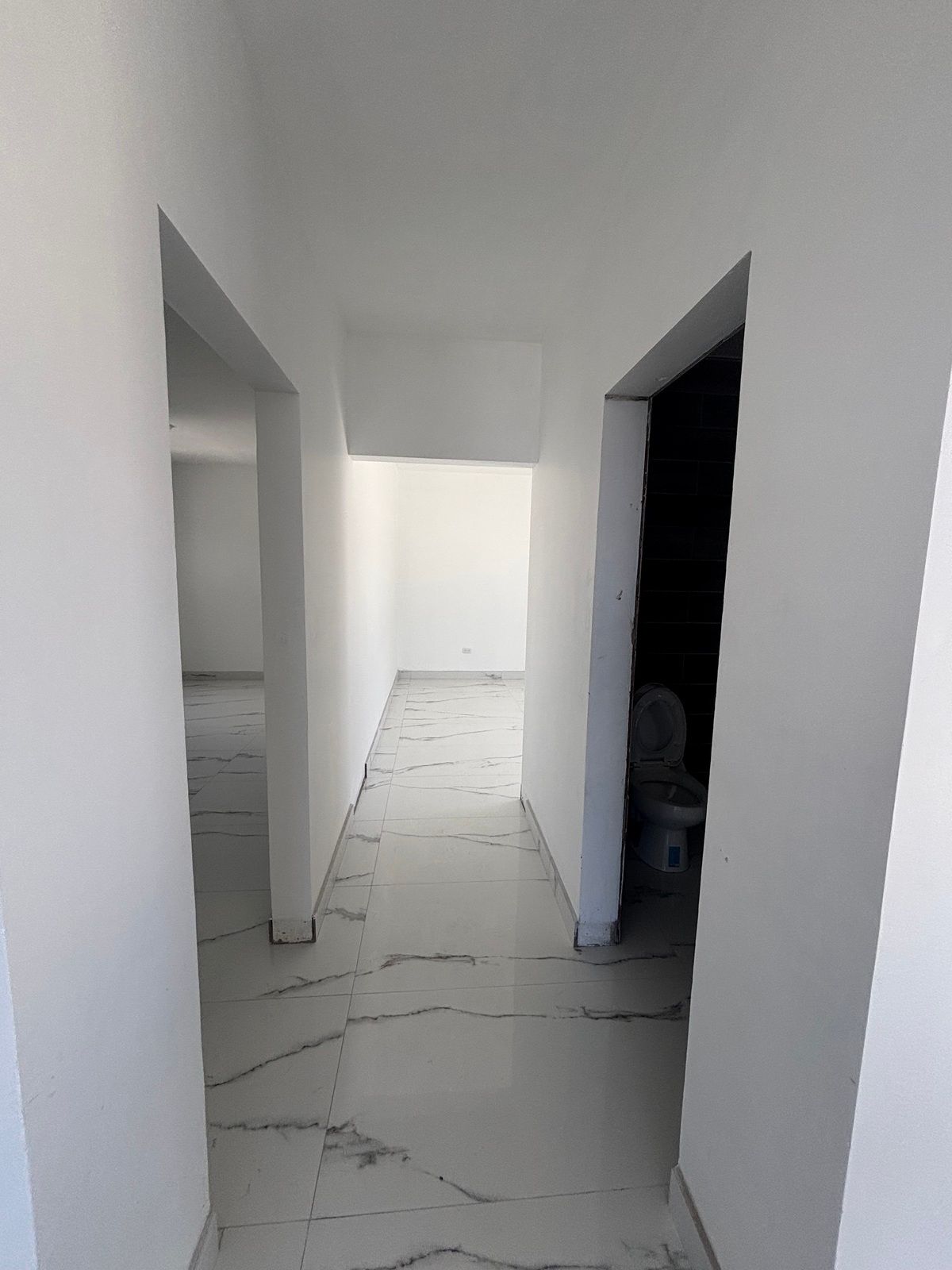 8 of 22: Pasillo que da a recamaras y baño