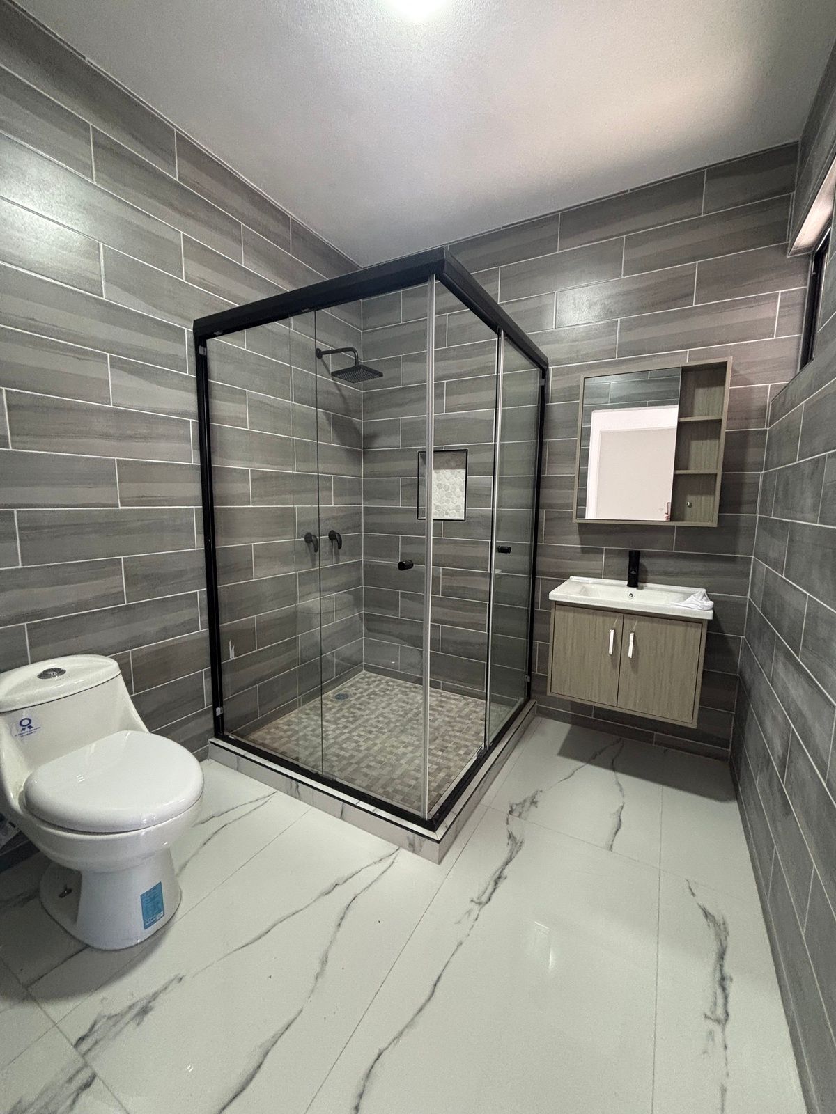 9 of 22: Baño con cancel de cristal