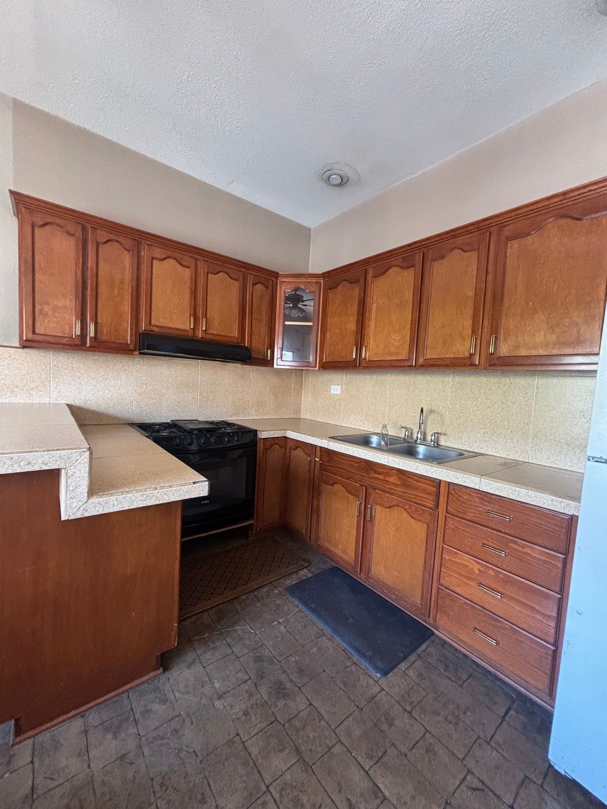 5 de 14: Cocina integral equipada con estufa y refrigerador