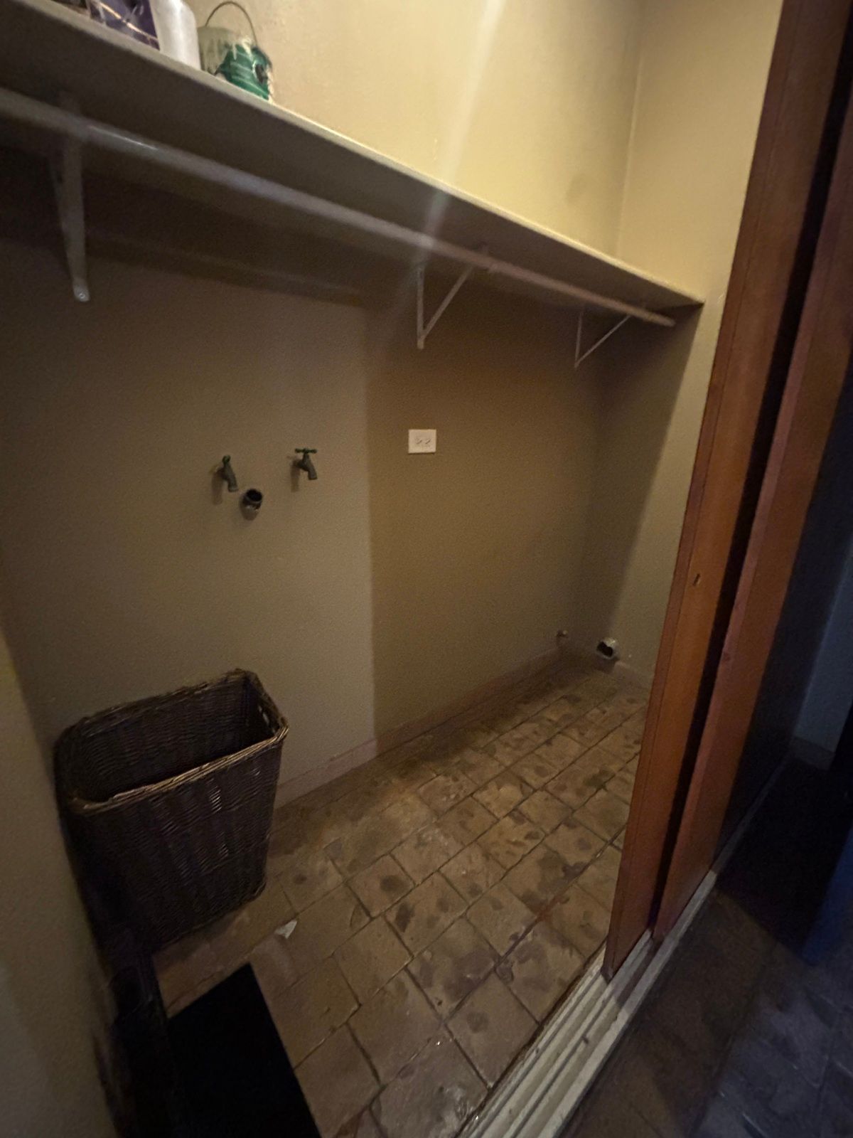 10 de 14: Espacio para lavadora y secadora (no incluido)