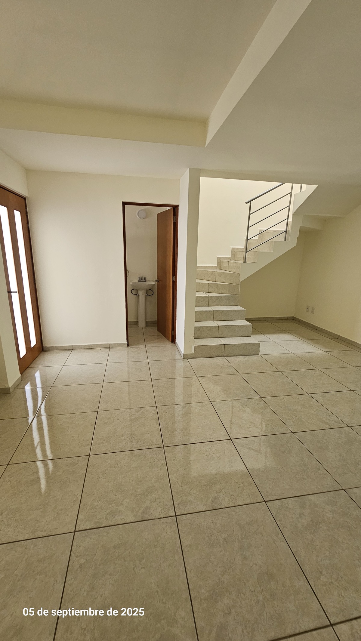 3 de 15: Estancia y escaleras