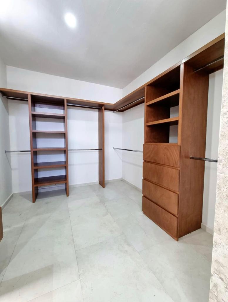 17 de 33: Vestidor recamara principal