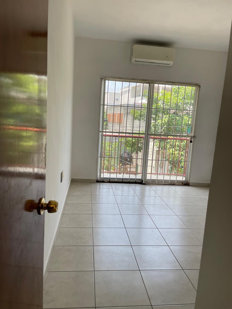 2 of 8: recámara con aire acondicionado y clóset