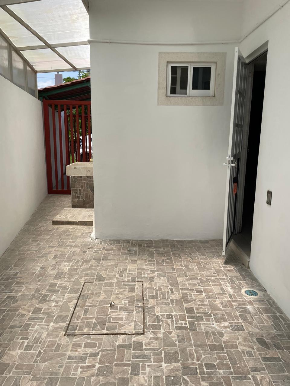5 of 8: área de lavado con acceso a la cochera y entrada principal