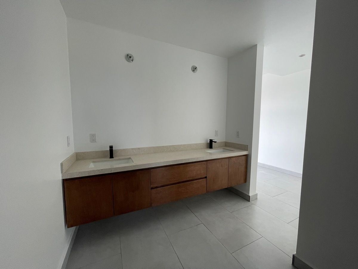 17 de 36: Baño compartido con secundarias