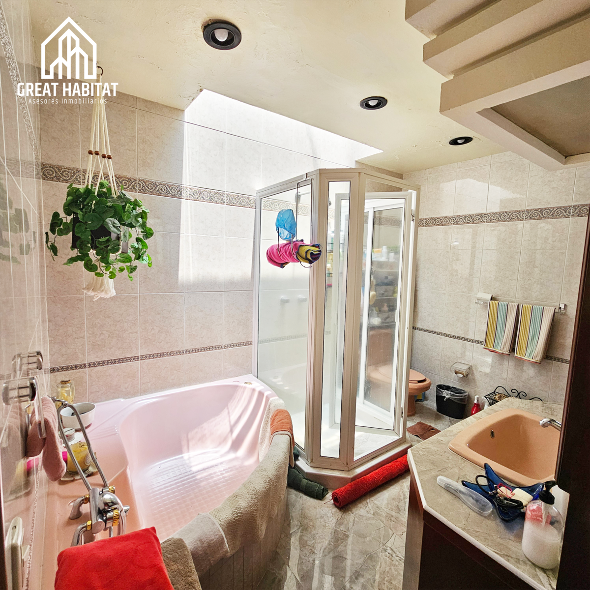 37 of 46: Baño habitaciones secundarias