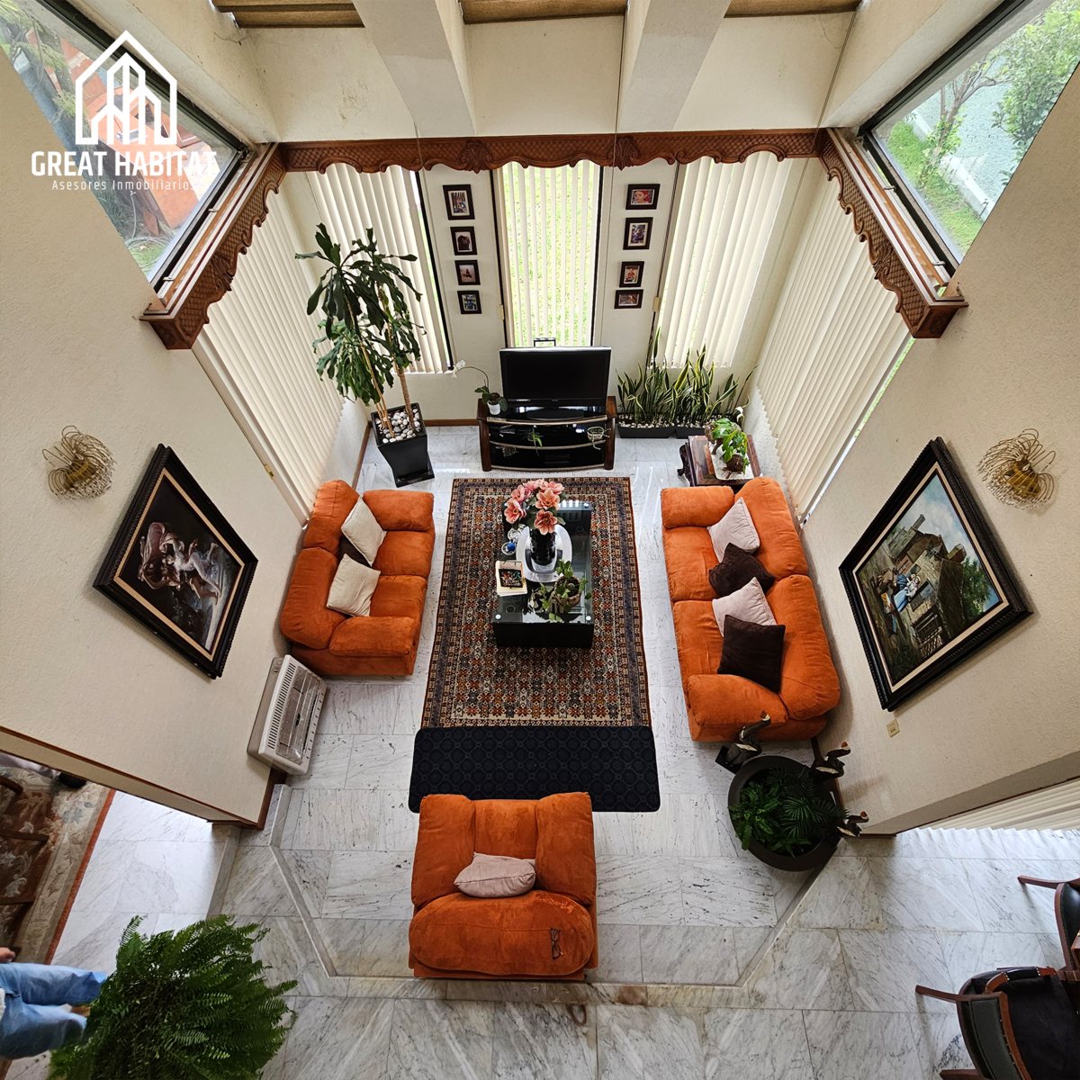 10 of 46: Sala de Estar