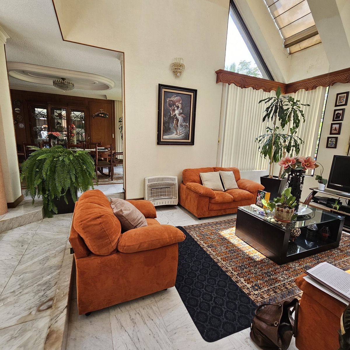 12 of 46: Sala de Estar