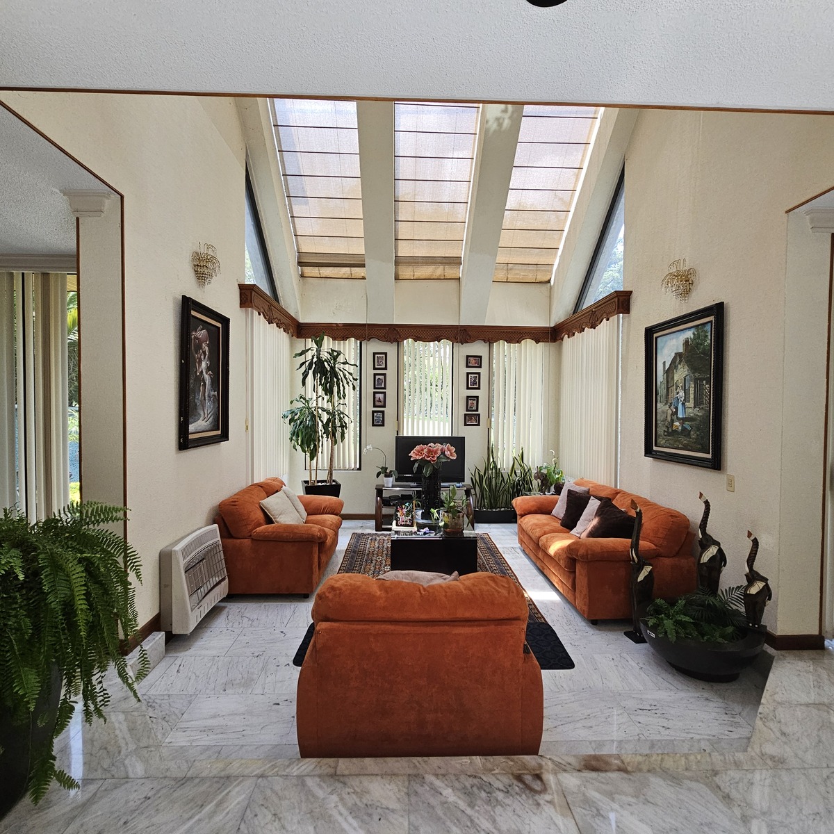 11 of 46: Sala de Estar