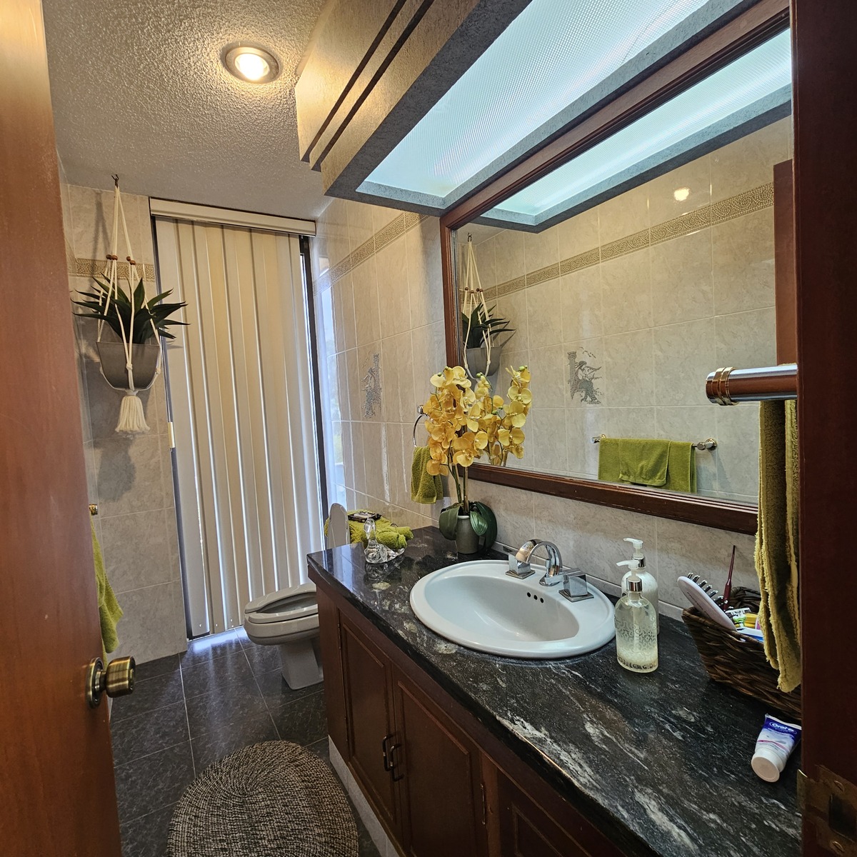 7 of 46: Medio Baño