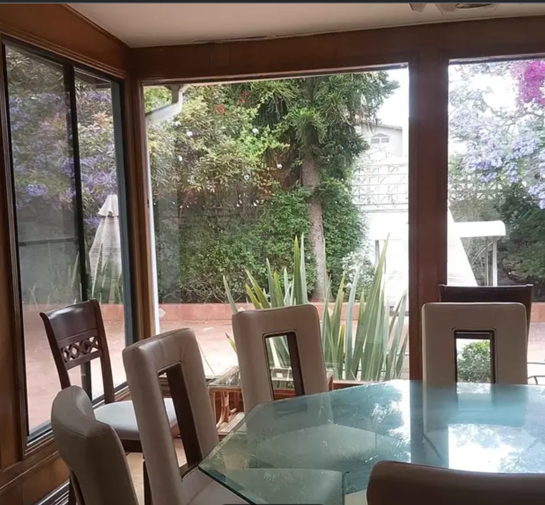 4 de 5: Antecomedor y jardín interior