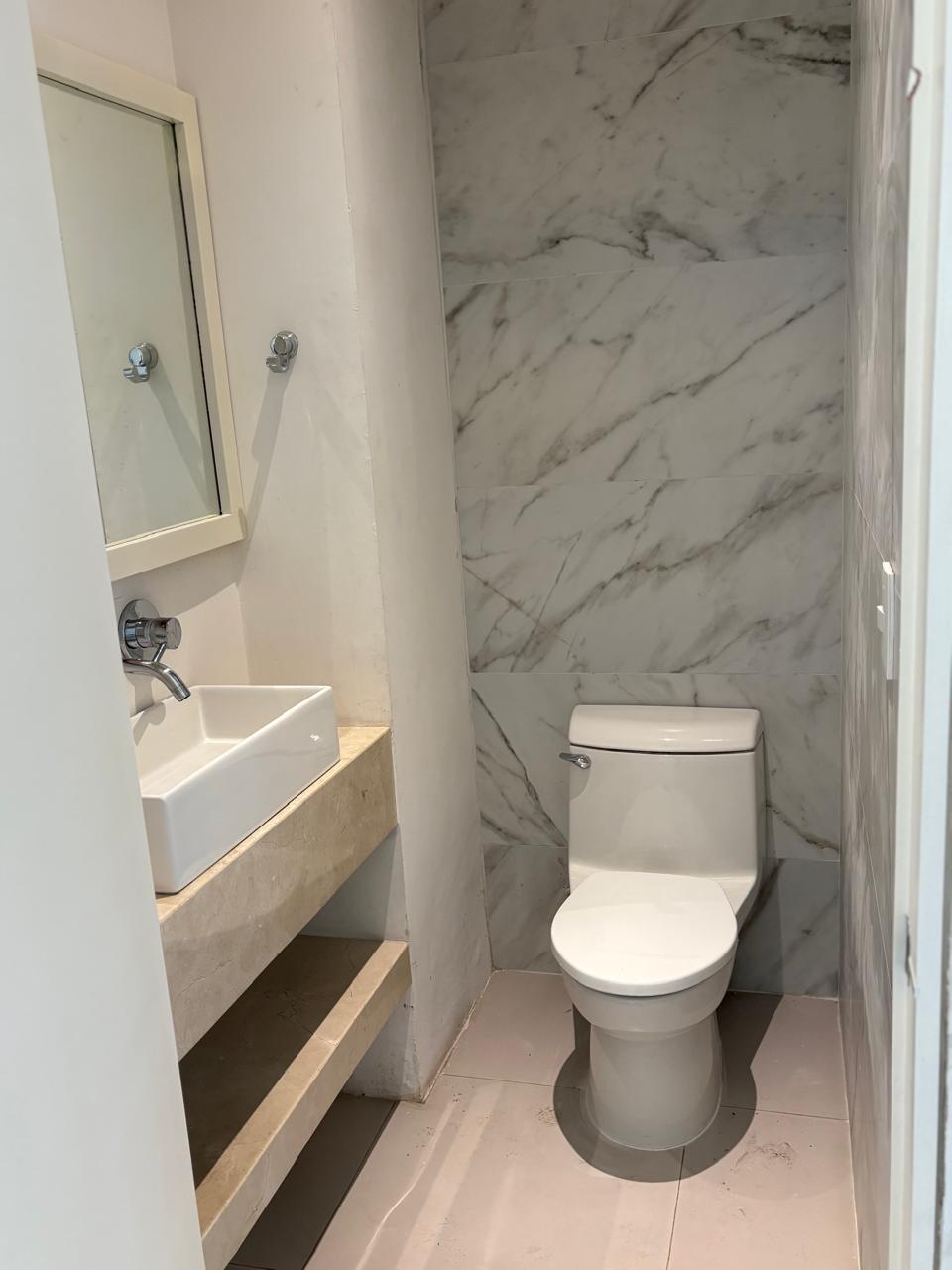 8 de 40: medio baño área de sala comedor