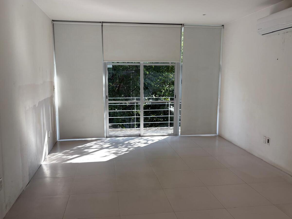 24 de 40: habitación dos salida a balcón