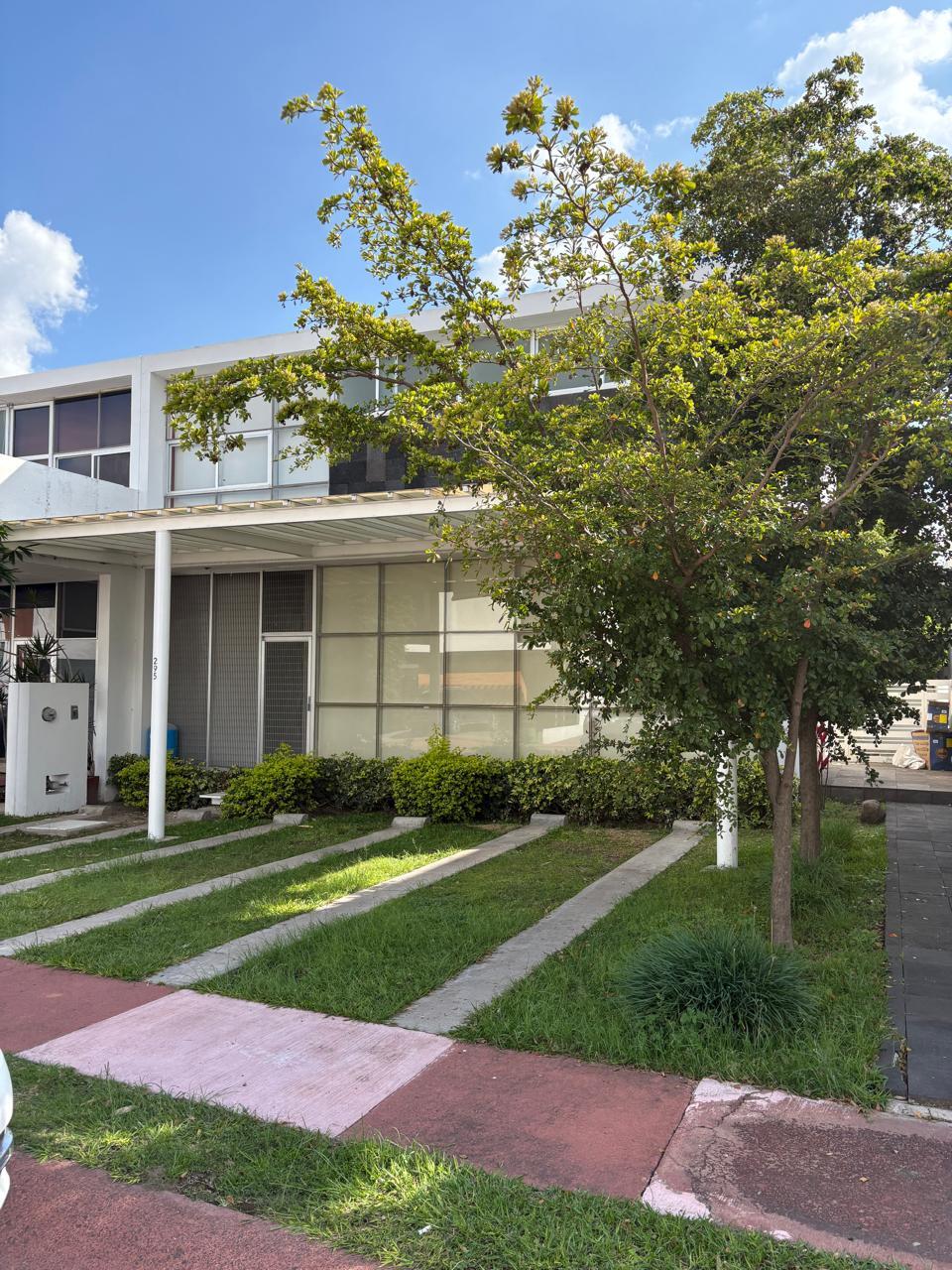 28 de 41: frente tres estacionamientos