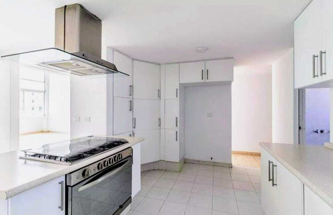 Cocina integral con amplios espacios para guardar, foto 7 de 34
