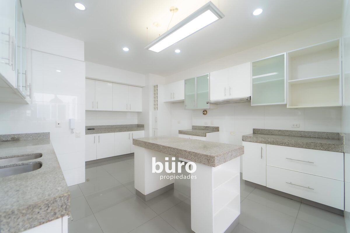 5 de 29: Práctica cocina con isla y muebles altos y bajos.