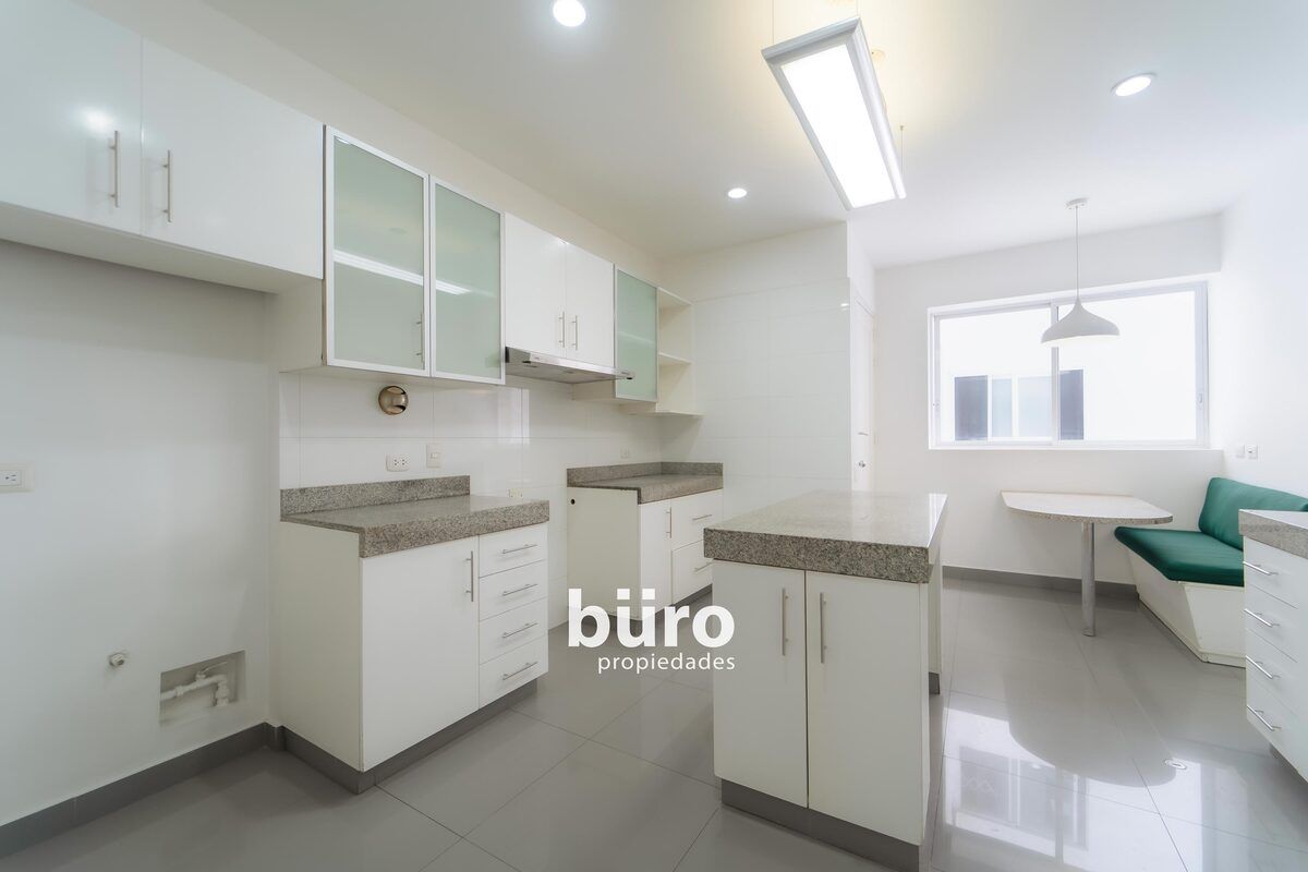 9 de 29: Práctica cocina con isla y comedor de diario.